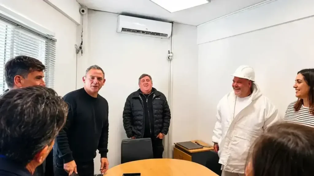 En la foto, al fondo, el Delegado del Ministerio de Trabajo Provincial, David Ponce, orgulloso de entregar a los trabajadores