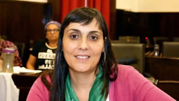 Florencia de Luca, titular del Bloque Unión por la Patria. Se pronunciaron a favor de los municipales y contra la jubilaciones de oficio.