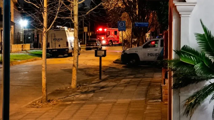 Policía, Bomberos y Fiscalía reunidos en la vivienda luego de la confesión