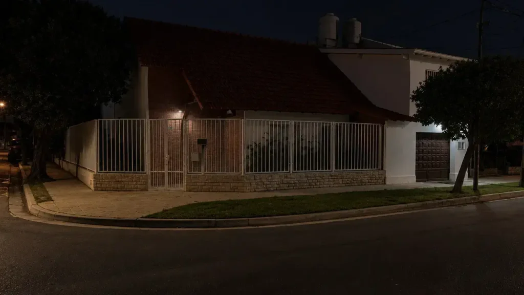La recreació de la casa de Reynaldo Bignone por la noche