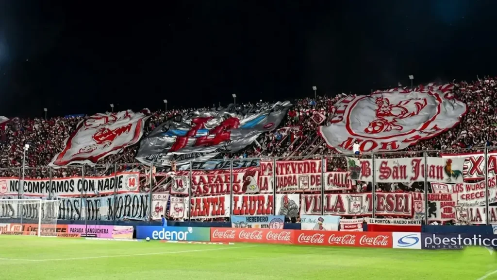 Una hinchada enloquecida por llegar a Primera a que no se puede frenar