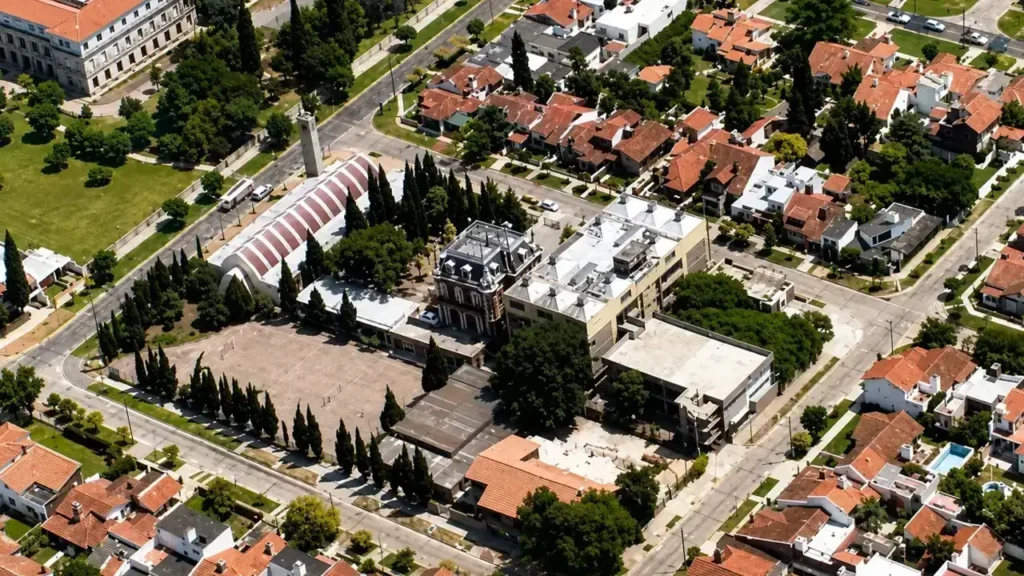 La manzana completa en la que quedó el Castillo Ayerza y el nuevo edificio, ambos como Instituto Inmaculada y la Iglesia justo en el esquina