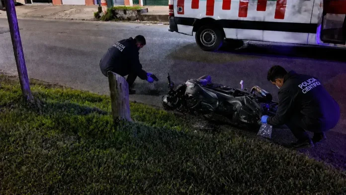 La moto del Policía de la Ciudad rodeada de agentes de la Policía Científic para saber qué ocurrió
