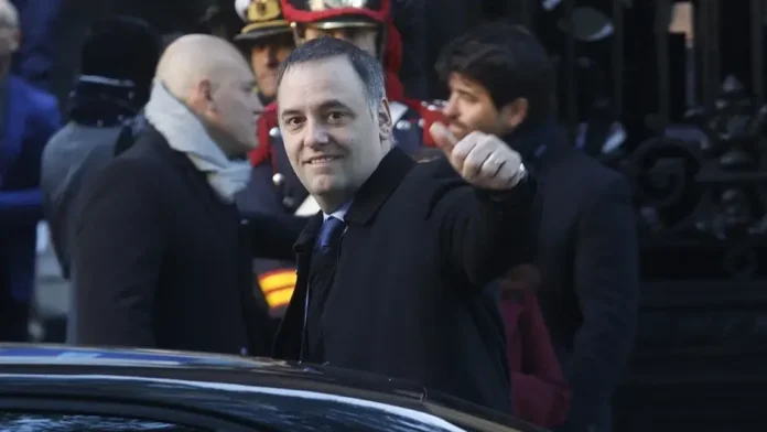 Manuel Adorni esta fuera del Gobierno