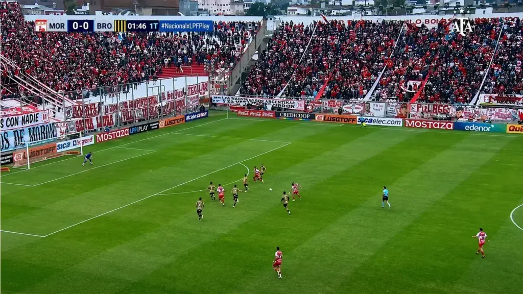 La pelota llueve, cae, los jugadores se enredan y el balón rebota justo cuando Olivares iba a sumarse a la montonera. Como un campeón, le pegó como venía y la enterró en el arco.