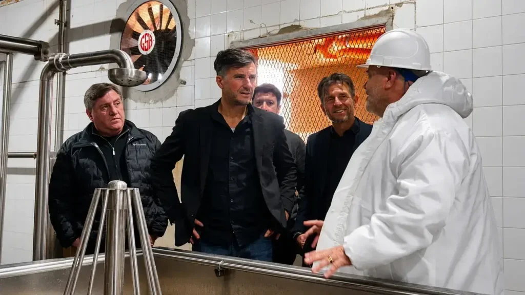 Ponce y delante Lucas Ghi hablando con los trabajadores de la empresa