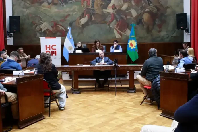Damián Cardoso, Secretario de Seguridad, fue la cara del intendene en la Interpeación frente a 23 concejales, la número 24 es la titular del Concejo Deliberante que no hace preguntas sino que modera la sesion