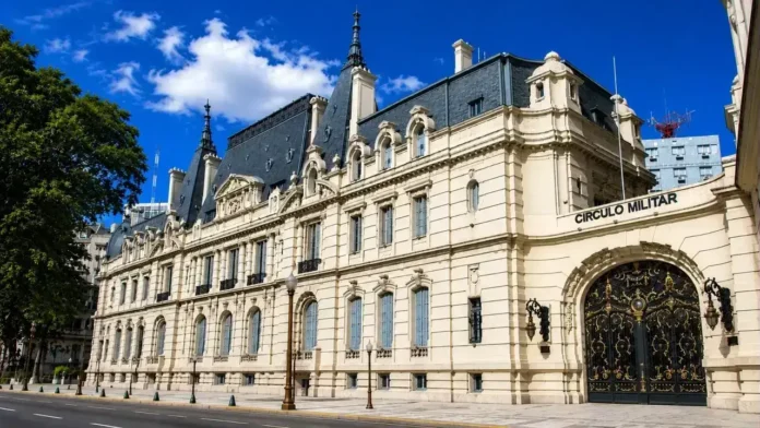 frente a la histórica Plaza San Martín, el Palacio Paz, también conocido durante décadas como Palacio Retiro