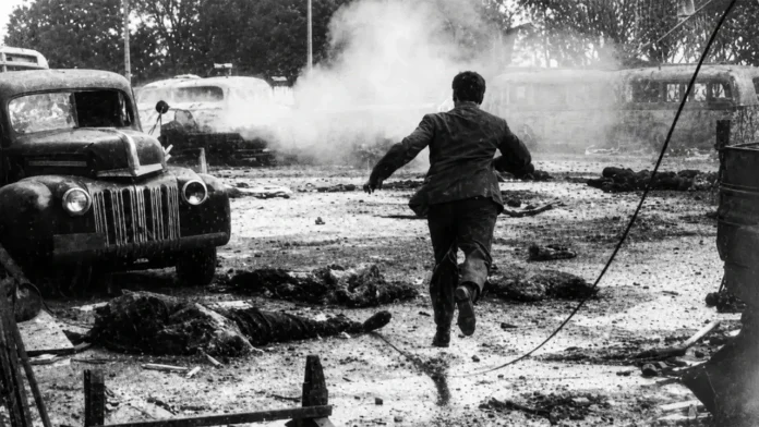 Un civil corre entre cuerpos carbonizados, bombas y disparos intentando salvar su vida