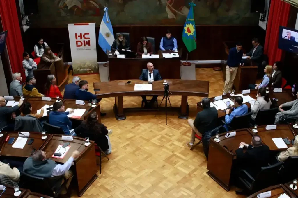 Damián Cardoso en el centro del recinto recibiendo en orden las preguntas de los concejales