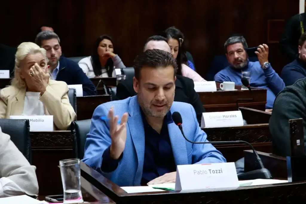 Pablo Tozzi, titular de la bancada LLA, hizo hincapié en este punto. Cómo le habían depositado el sueldo a una prófuga.