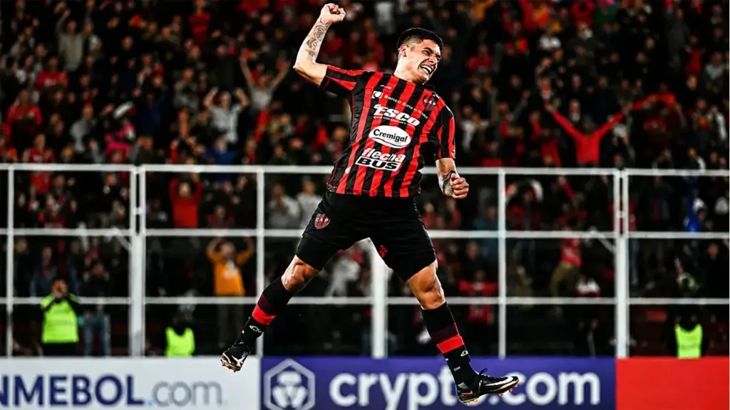 Debutó profesionalmente en Atlético de Rafaela. En la temporada 2021 marcó seis goles en 19 partidos de la Primera Nacional, Entonces entró en Talleres de Córdoba.