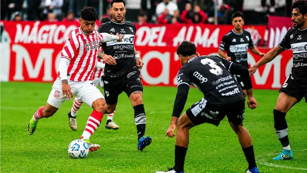 Integró el plantel de Gimnasia y Esgrima La Plata, aunque su ciclo fue breve y con escasa participación