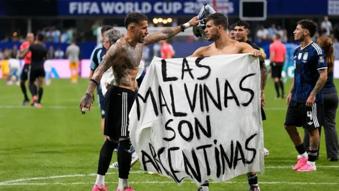 El santafecino Giovani Lo Celso despliega la bandera con la consigana 