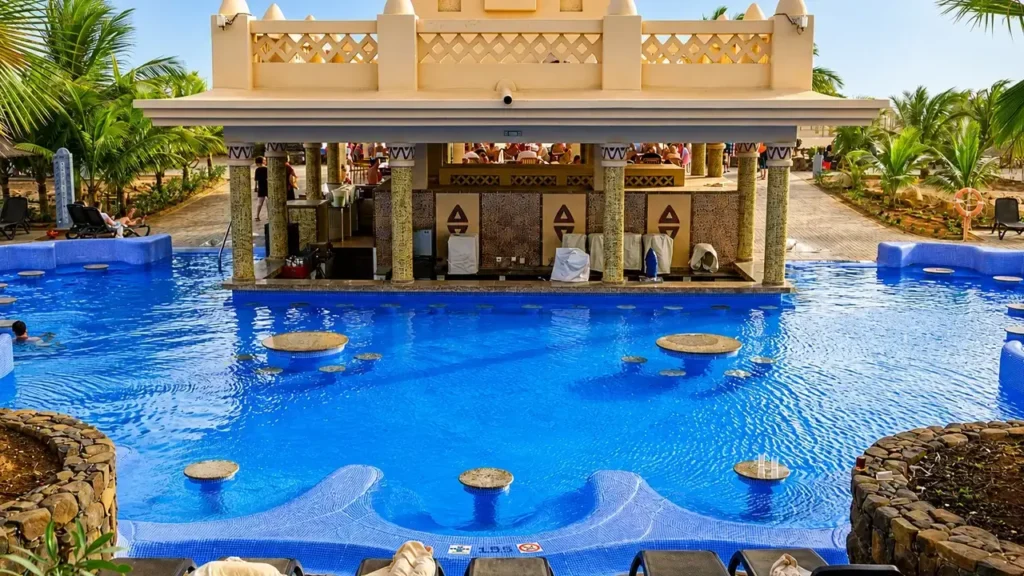 Hay hoteles de alta gama como que se ve en al fotografía para disfrutar una estadía en una de las diez islas