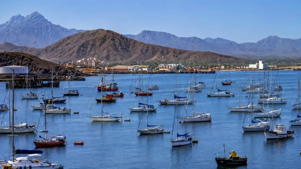 Hay actividad durante todo el año por sus bahías desparramadas en las diez islas