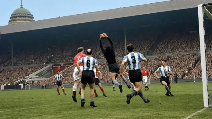 La foto más icónica del primer encuentro: Miguel Ángel Rugilo vuela para desviar un remate inglés