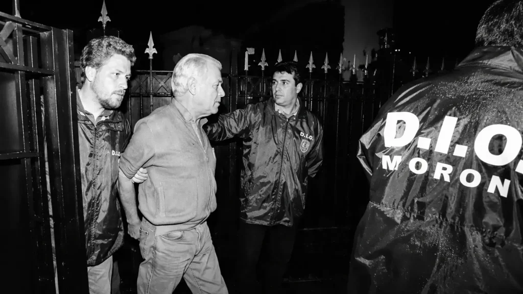 Juan Carlos Rousselot ya no era intendente cuando lo sacaron esposado de su casa de la calle Vignes por volcar fondos públicos municipales sobre terrenos federales. Fue para trasladar el Hospital Morón dentro de la entonces VII Brigada Aérea de Morón. 