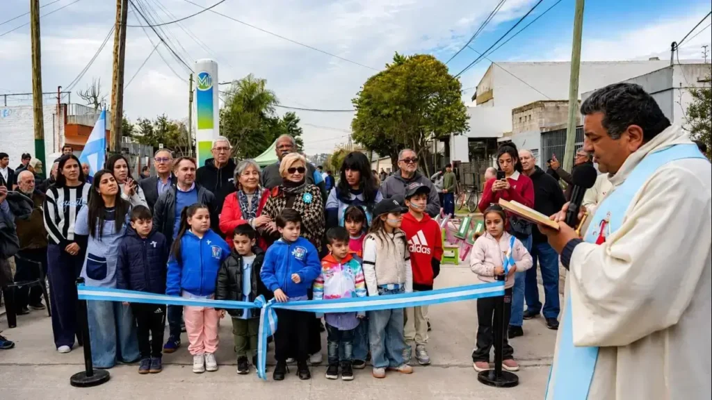 El intendente Pablo Descalzo, en medio de un barrio, entre la gente, sobre la calle, conmemora el 9 de julio una vez más