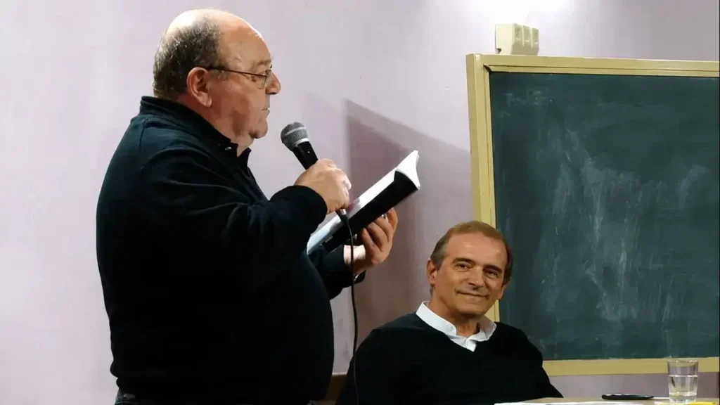 Junto a Monseñor Jorge Oesterheld, el destacado sacerdote, periodista y referente de la comunicación en Argentina. Ordenado en 1976, fue vocero de la Conferencia Episcopal Argentina.