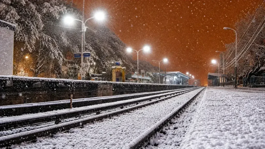 Y como en cada caso, el ferrocarril pasando por la Estación Haedo transportando aquellos pasajeros rezagados en un día duro