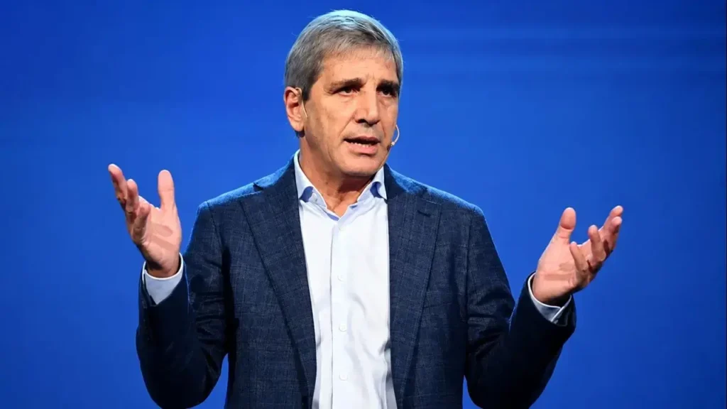 El Ministro de Economía, Toto Caputo: no baja la inflación, no reduce el déficit fiscal, no dolarizó, toma deuda del FMI y vende empresas privadas. No hay plan.