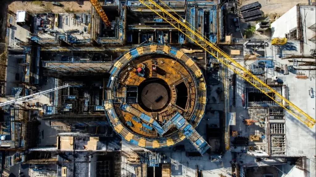 Una imagen tomada por un dron desde arriba en plano horizontal. Se aprecia la obra monumental que fuimos capaz de hacer en Argentinas por argentinos.