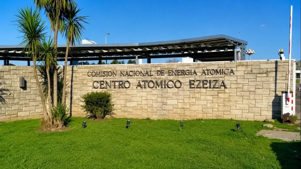 La imagen muestra el ingreso principal del Centro Atómico Ezeiza (CAE), uno de los complejos científicos y tecnológicos más importantes de Argentina dedicados a la investigación y desarrollo nuclear.