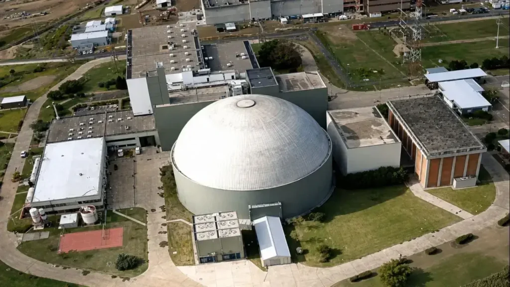 Un conjunto de laboratorios rodean el reactor RA-10, ubicado en el Centro Atómico Ezeiza, en la localidad de Ezeiza, provincia de Buenos Aires. Fue hecho por argentinos y argentinas en la Provincia de Buenos Aires. Y el Gobierno Nacional piensa también en privatizarlo. Un desacierto absoluto.