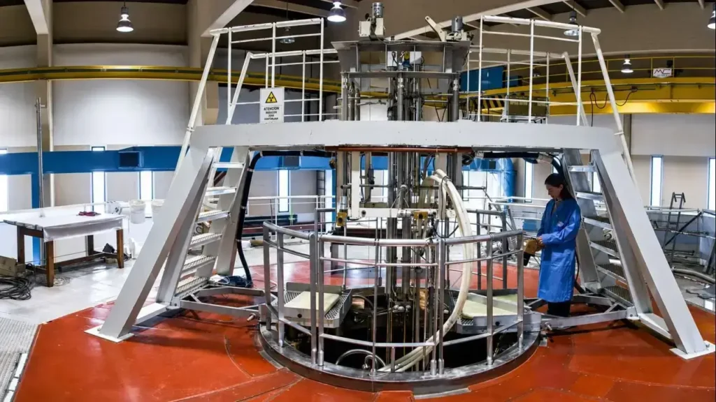 El reactor de investigación RA-10 en una de sus instalaciones de ensayo asociadas, desarrolladas por la Comisión Nacional de Energía Atómica (CNEA) en el Centro Atómico Ezeiza.