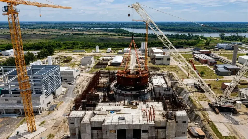 La imagen muestra una de las etapas más importantes de la construcción del reactor nuclear CAREM, el primer reactor modular pequeño (SMR) diseñado íntegramente en Argentina.