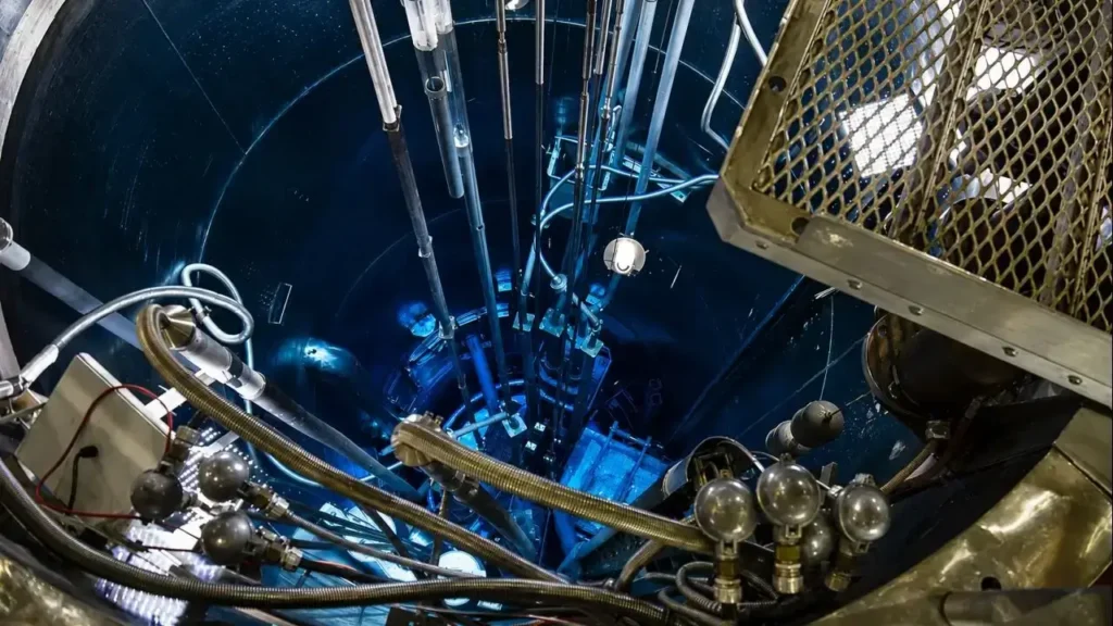 El reactor RA-10 ubicado en el Centro Atómico Ezeiza, en la localidad de Ezeiza, provincia de Buenos Aires. El RA-10 depende de la Comisión Nacional de Energía Atómica (CNEA) y es un reactor multipropósito destinado principalmente a: A) producir radioisótopos para medicina nuclear; B) realizar investigaciones científicas; C) ensayar materiales para la industria y el sector nuclear y D) producir haces de neutrones para investigación.