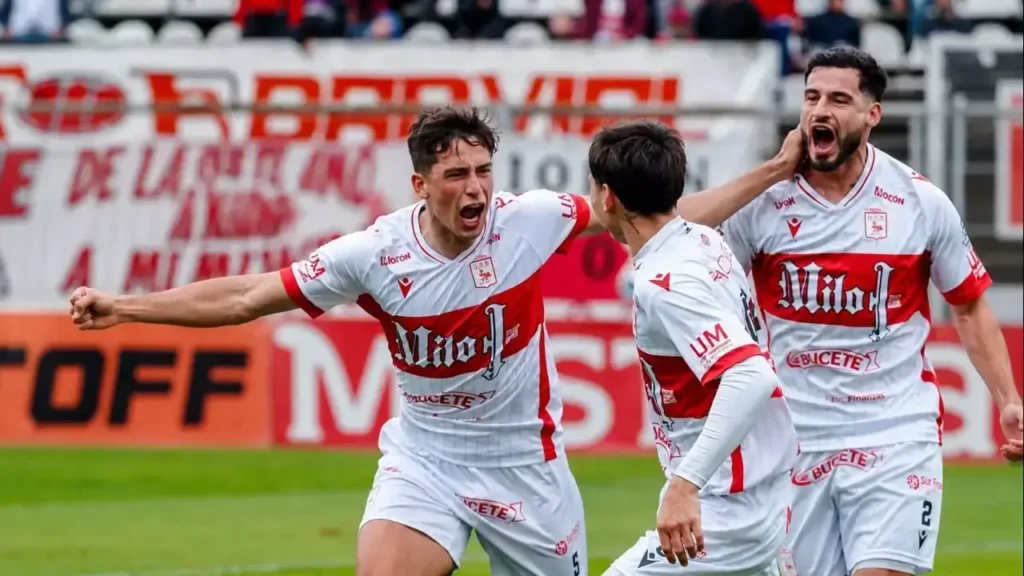 Todo comenzó con alegría. Deportivo Morón ya había metido el primer gol en el Nuevo Francisco Urbano y nadie hacia preveer que se lo darían vuelta.