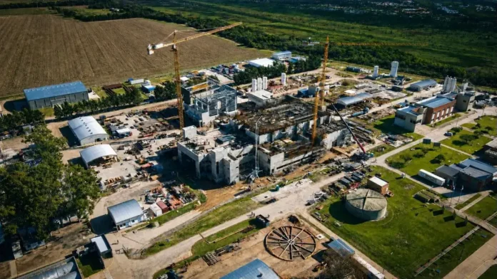 La CAREM significaba Central Argentina de Elementos Modulares. se construye dentro del Complejo Nuclear Atucha, en la localidad de Lima, partido de Zárate.