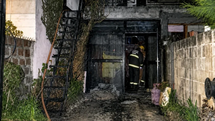 Tras el incendio los Bomberos Voluntarios de Morón hicieron una inspección óptica