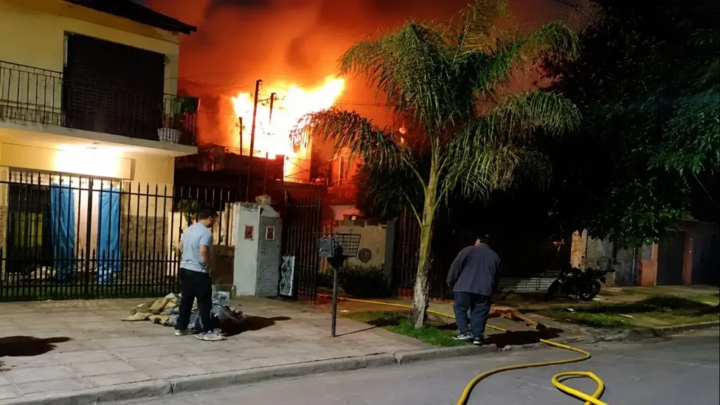 La magnitud del incendio fue gravísima. Arrasó con toda la propiedad.