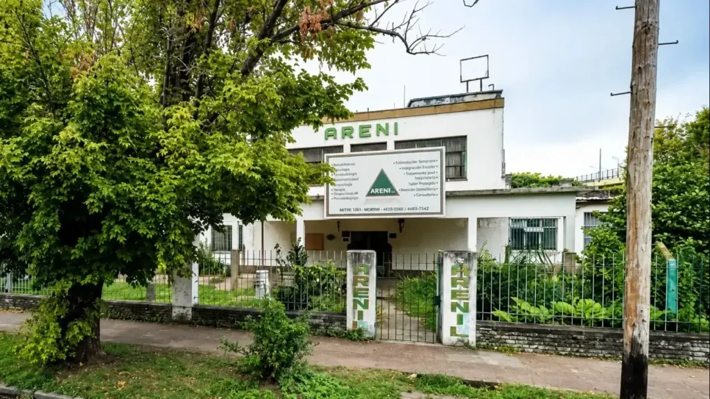 La Asociación para la Rehabilitación del Niño Lisiado (ARENIL) fue creada el 1 de junio de 1956 y siguió funcionando a pleno hasta fines de los años '80 con servicios de rehabilitación
