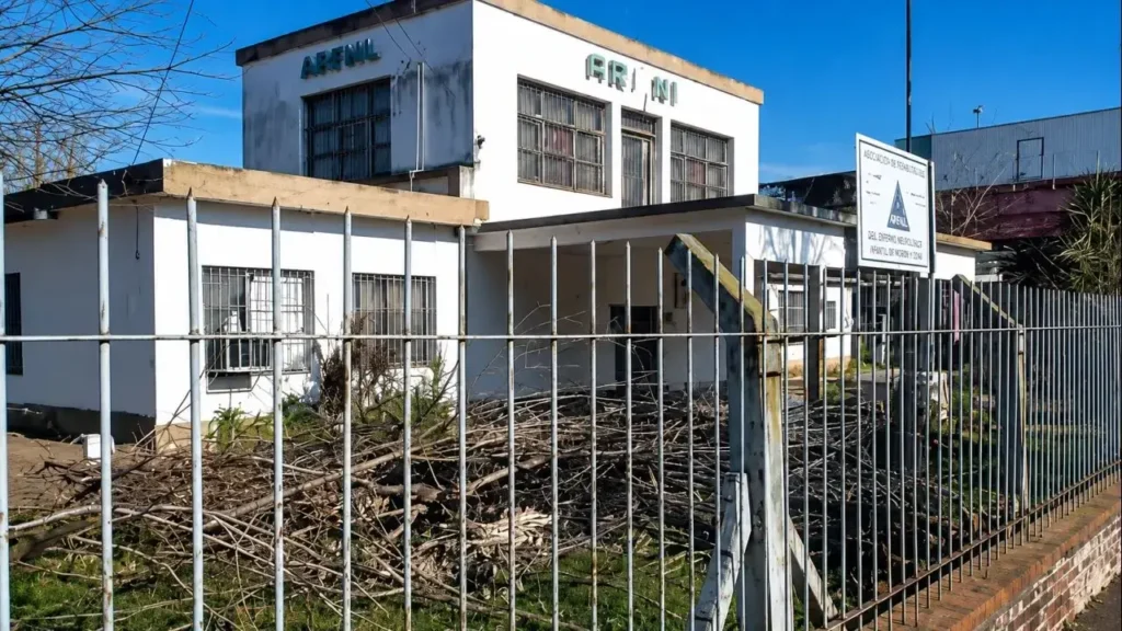 Hoy el edificio más el lote se encuentra en recuperación y en el estado en que se lo ve en la foto