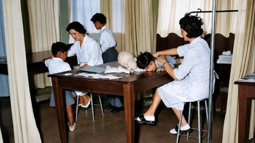 Las voluntarias de ARENIL trabajando con los pequeños afectados por el virus de la polio