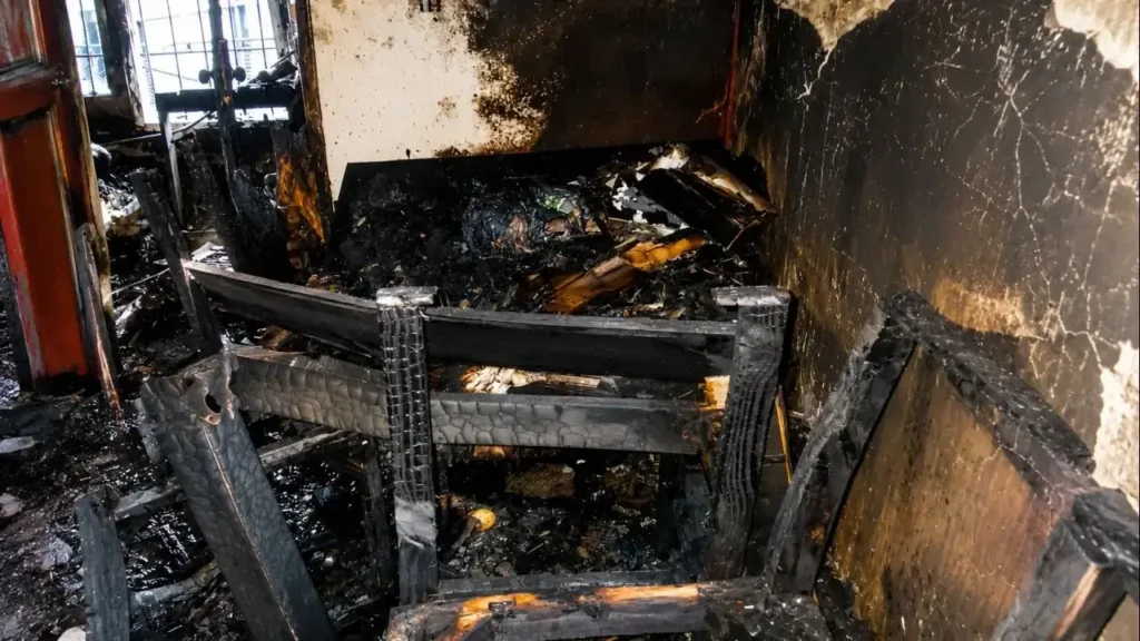 Está claro que toda ayuda sirve. El fuego se devoró la casa.