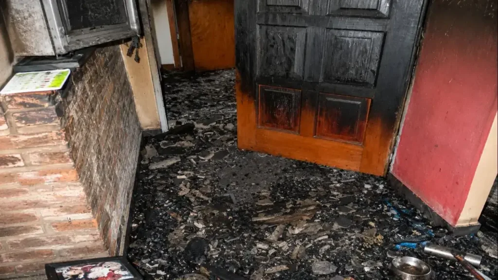 Así quedó toda la vivienda de punta a punta. Las familias necesitan todas y cada una de las cosas que se utilizan en una vivienda.