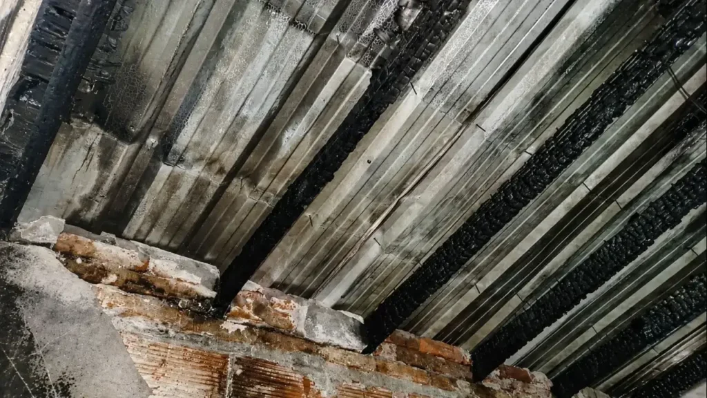 El techo quizás se pueda salvar porque es de chapa, pero los tirantes están todos quemados