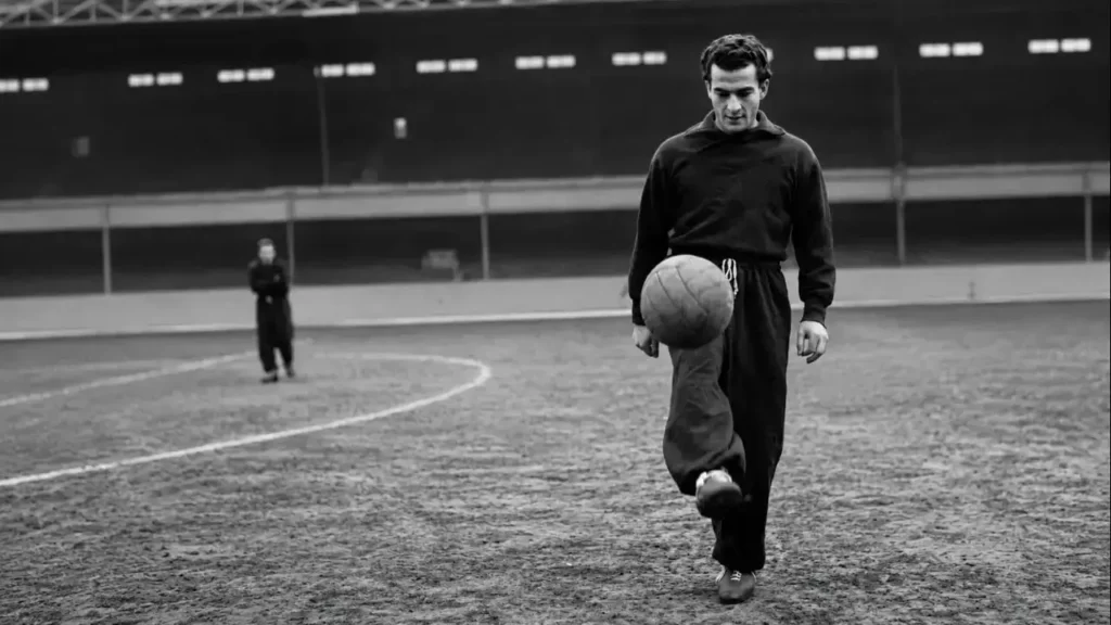 Ernesto Grillo haciendo jueguito y entrenando sobre césped