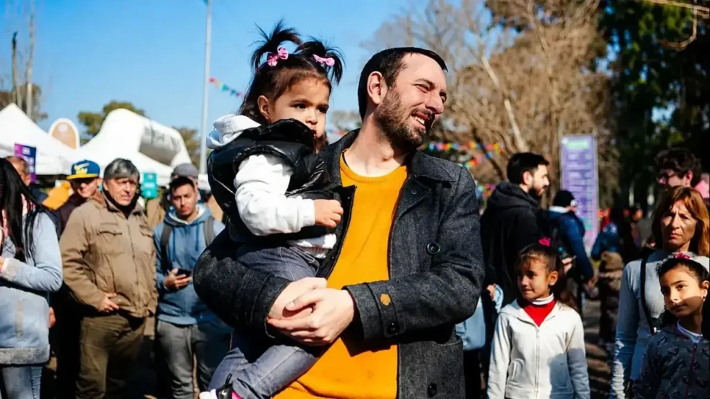 Damián Selci, intendente de Hurlingham, durante su visita el año pasado al Parque de Invierno