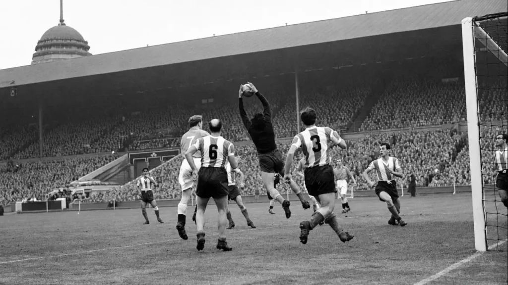 Miguel Ángel Rugilo vuela para desviar un remate inglés. Es la imagen más famosa del partido y la que dio origen al apodo de "El León de Wembley".