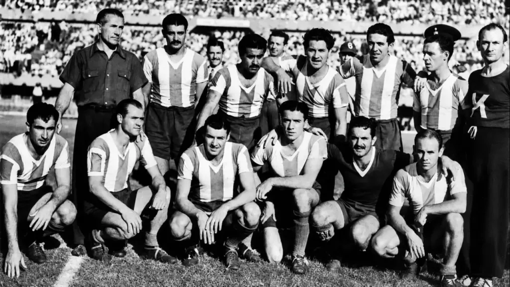 Selección Argentina que enfrentó a Inglaterra el 14 de mayo de 1953 en el Estadio Monumental de River Plate, en Buenos Aires.