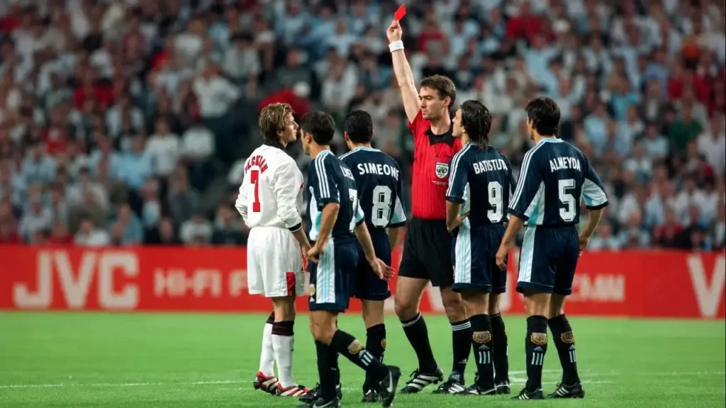 David Beckham, crack de la Seleccion Inglesa, es expulsado del partido frente a Argentina 