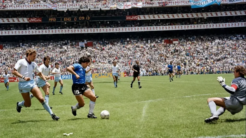 Esta es una de las fotografías más famosas de la historia del fútbol. Corresponde a la jugada previa al segundo gol de Diego Armando Maradona frente a Inglaterra en los cuartos de final del Mundial de México 1986, el encuentro disputado el 22 de junio de 1986 en el Estadio Azteca, en Ciudad de México.