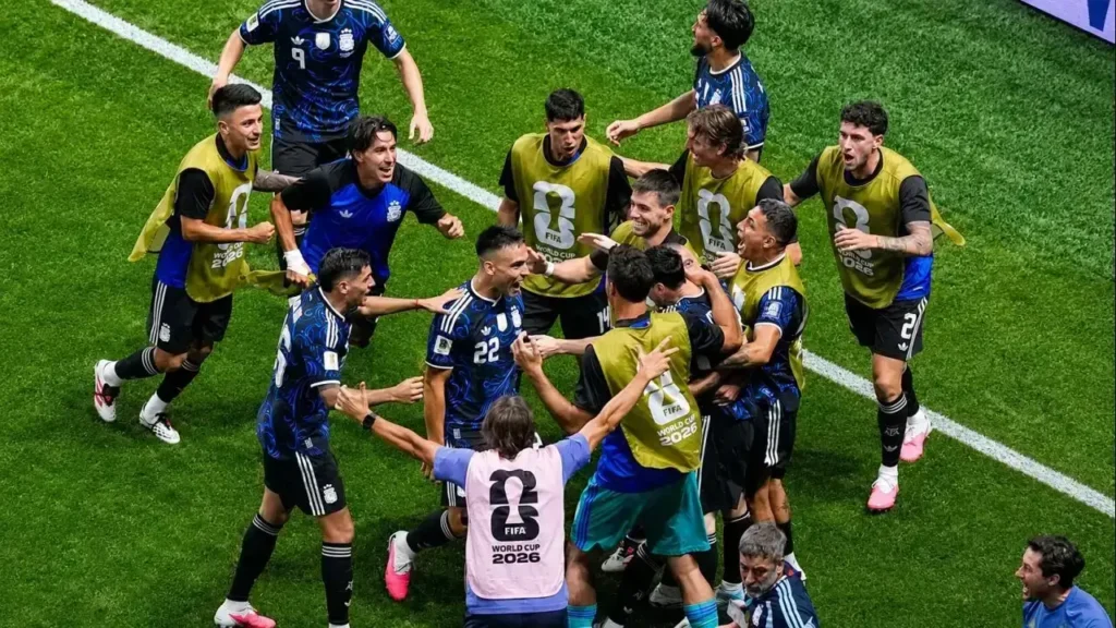 Lautaro Martínez recibe el abrazo de sus compañeros tras convertir el gol del 2-1 que desató la locura de la Selección Argentina. Julián Álvarez, Nicolás Otamendi, futbolistas del banco de suplentes y miembros del cuerpo técnico corren a celebrar una conquista decisiva que selló la clasificación a la final del Mundial 2026 frente a Inglaterra.