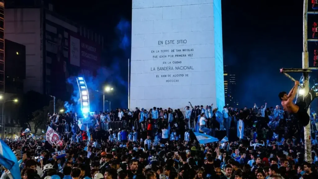 La emoción quedó inmortalizada en una de las postales más representativas de la noche, con los hinchas disfrutando de un momento único.